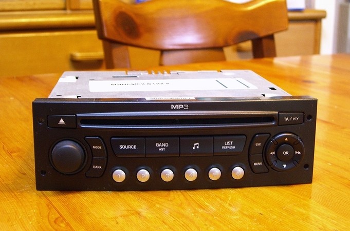 Blaupunkt_シトロエンC4_プジョー_レシーバー_フロント IDIN CDデッキ