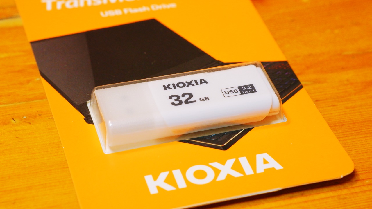KIOXIA TransMemory U301 32GB LU301W032GG4 ブリスターパッケージ