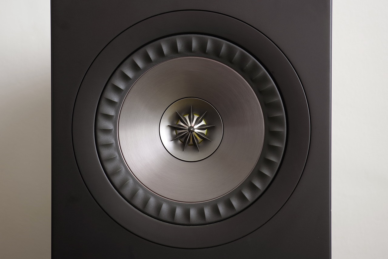 pby-KEF UNI-Q Speakers